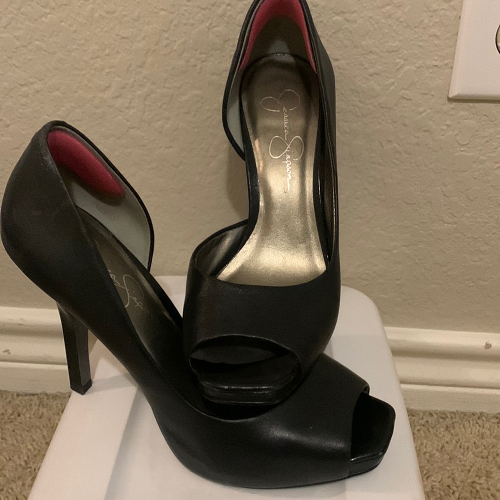 Jessica Simpson black pumps